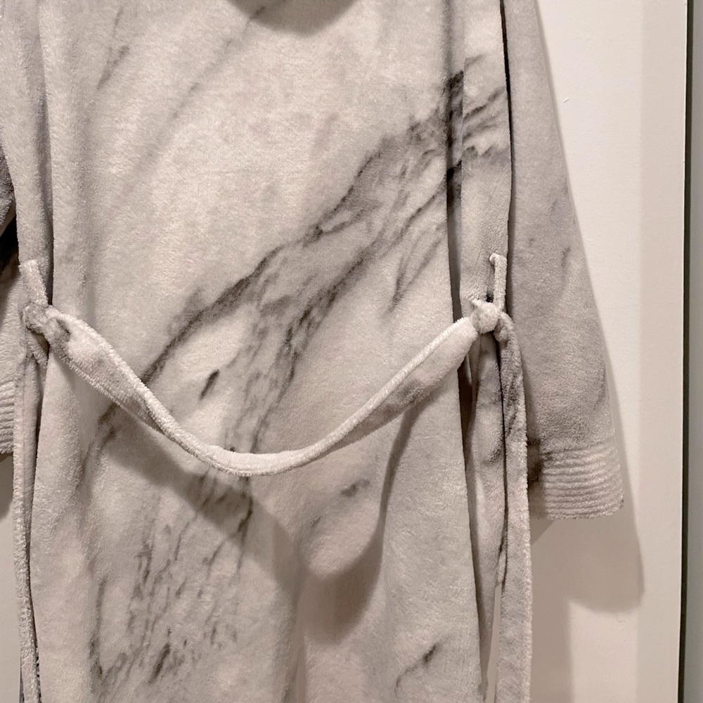 Marble Plush Robe with hood - Picture 8 of 9